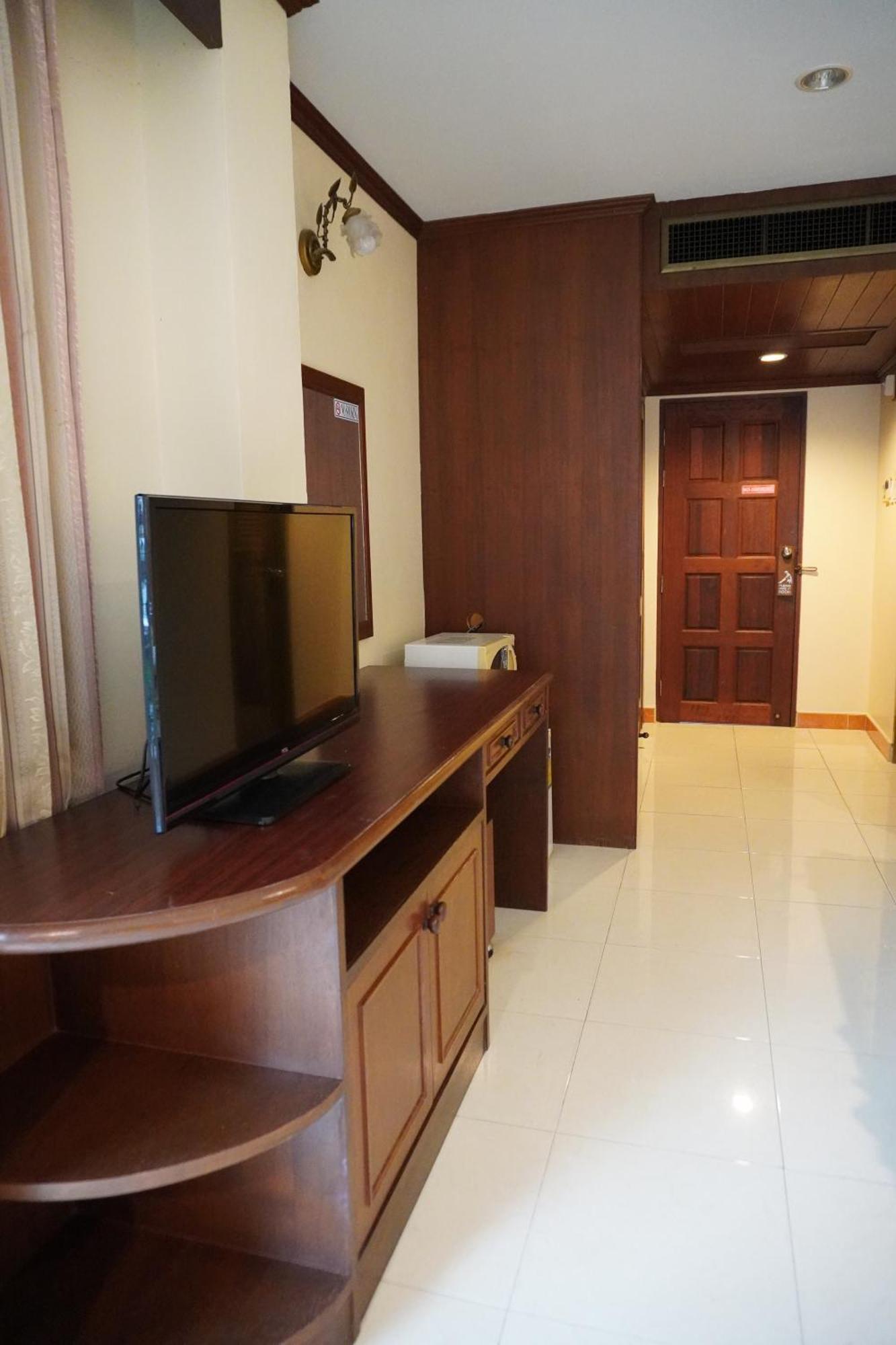Centre Point Nanai Hotel Patong Exterior photo