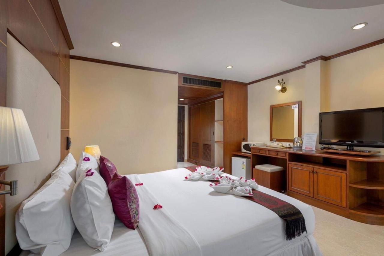 Centre Point Nanai Hotel Patong Exterior photo