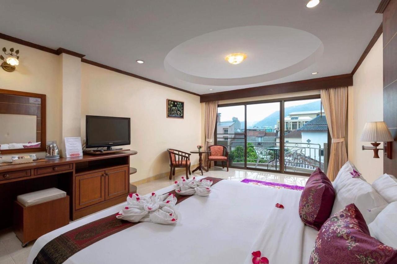 Centre Point Nanai Hotel Patong Exterior photo