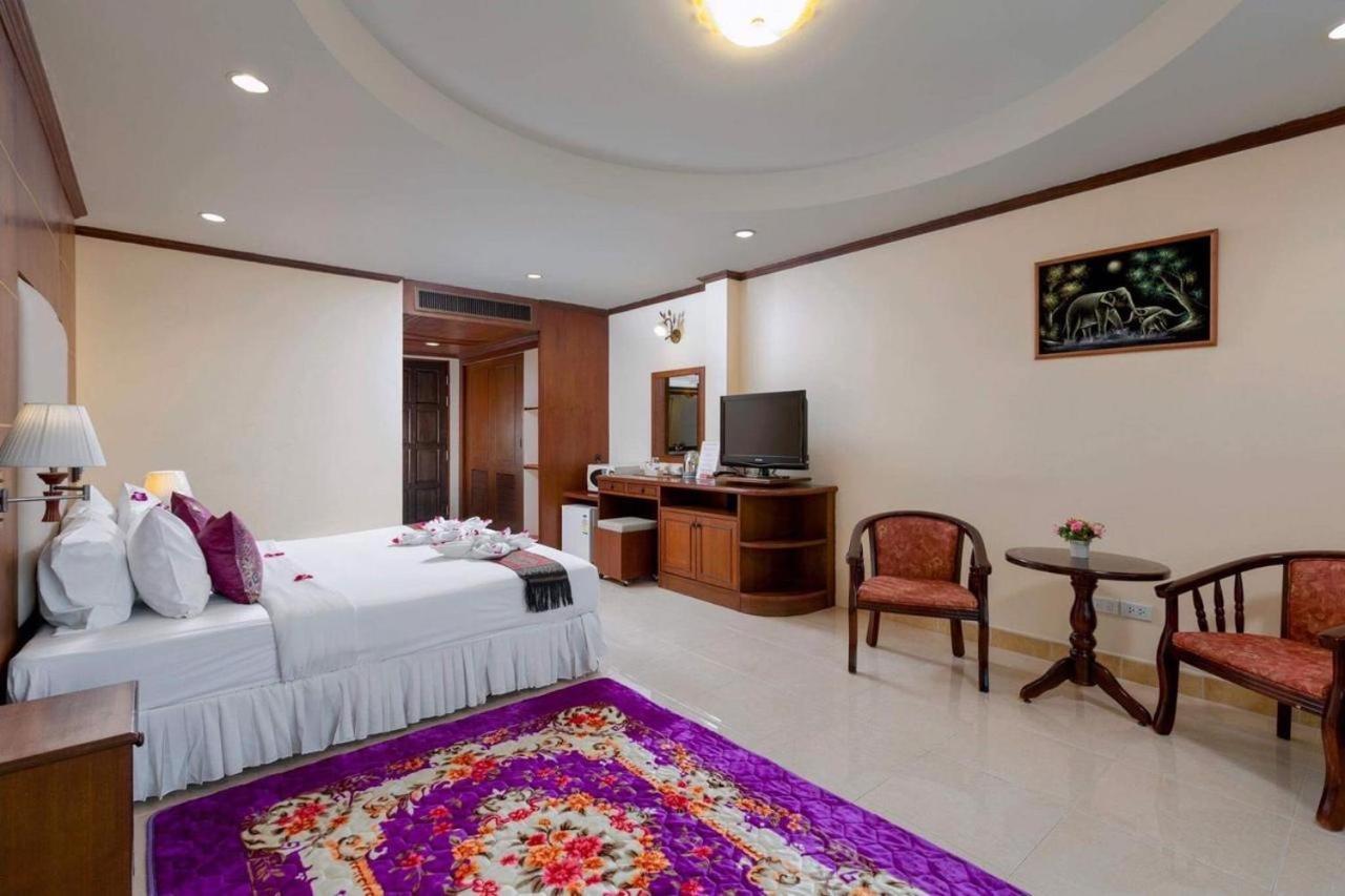 Centre Point Nanai Hotel Patong Exterior photo